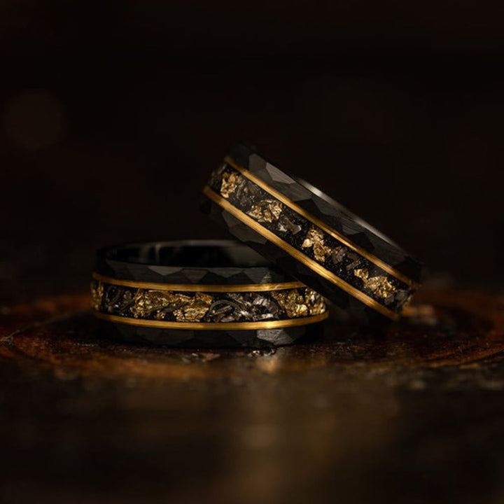 Herren Wolframring mit Goldblatt & echtem Meteorit. Einzigartiger, langlebiger Statementring für Männer.