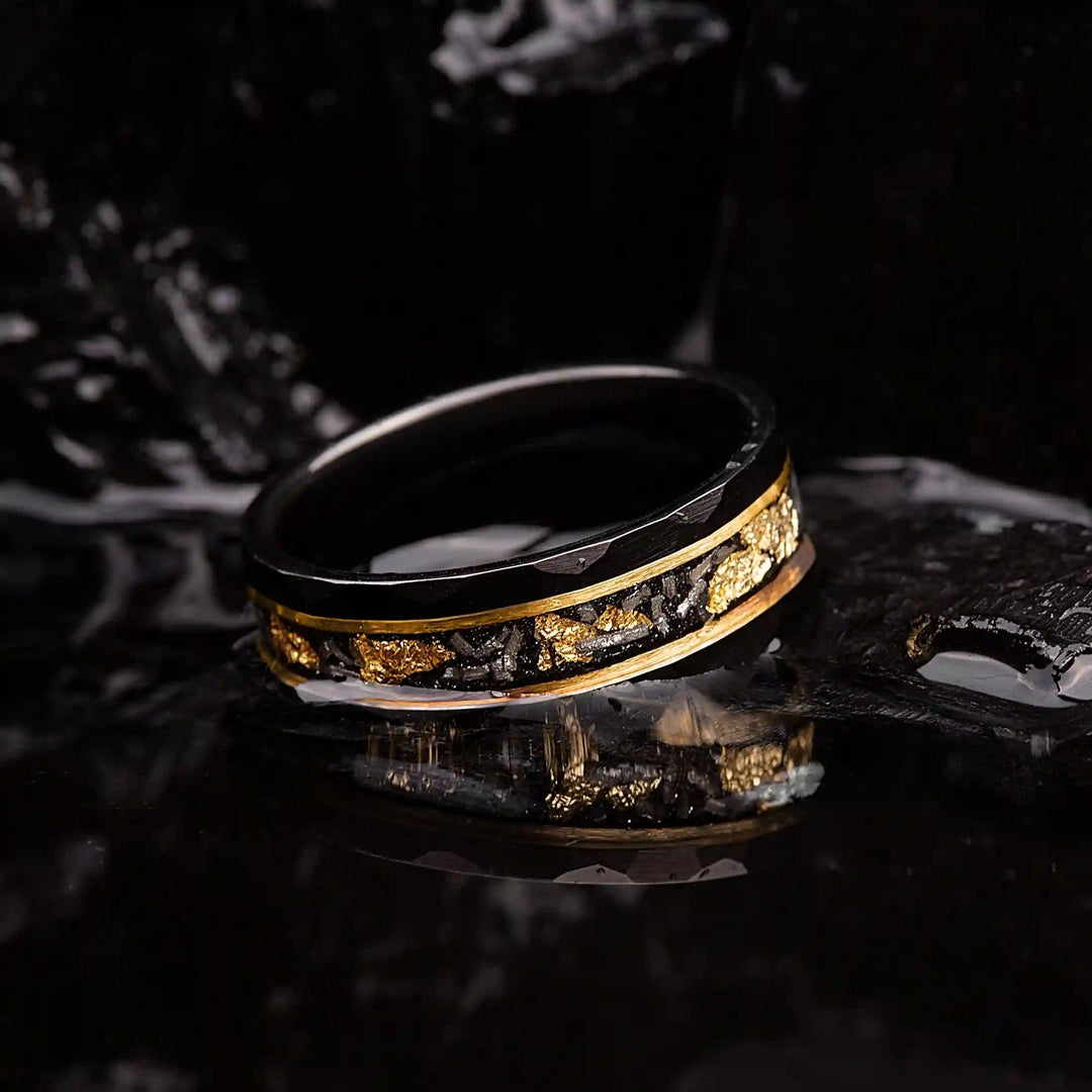 Statement Herrenring: Wolfram, Goldblatt, Meteorit. Maskuliner, moderner Schmuck, perfekt für den Alltag.