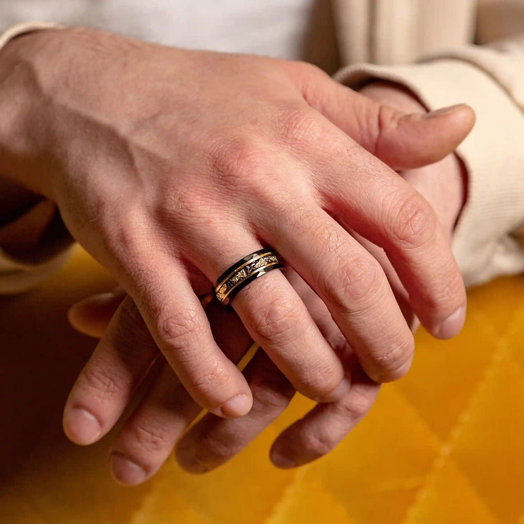 Nahaufnahme Herren Wolframring: Detail Goldblatt-Inlay & funkelnder Meteorit. Edler, maskuliner Ring.