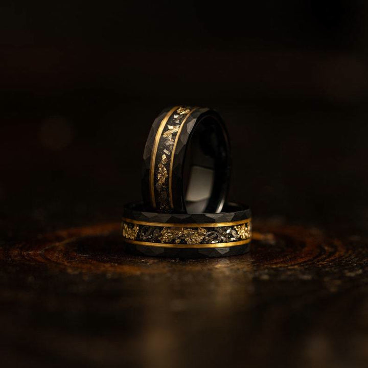 Herren Wolframring am Finger: Elegantes Goldblatt & Meteorit. Maskuliner, einzigartiger Statementring.