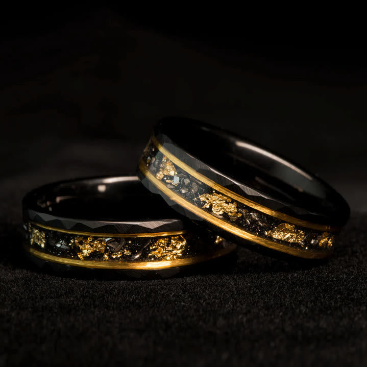 Robuster Herren Wolframring mit goldenem Blatt und echtem Meteorit. Kratzfester, langlebiger Herrenschmuck.