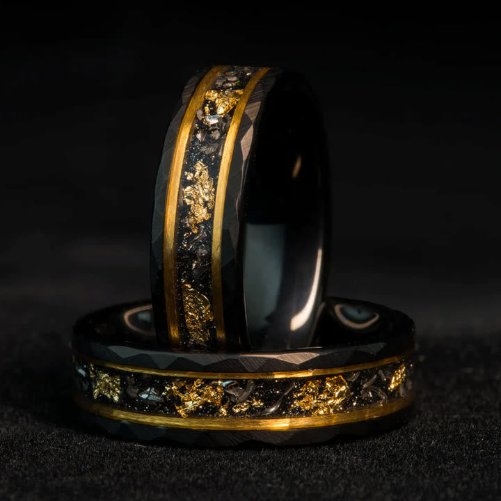 Einzigartiger Herren Wolframring mit faszinierendem Goldblatt & Meteorit. Exklusiver Männerschmuck, Orion Design.