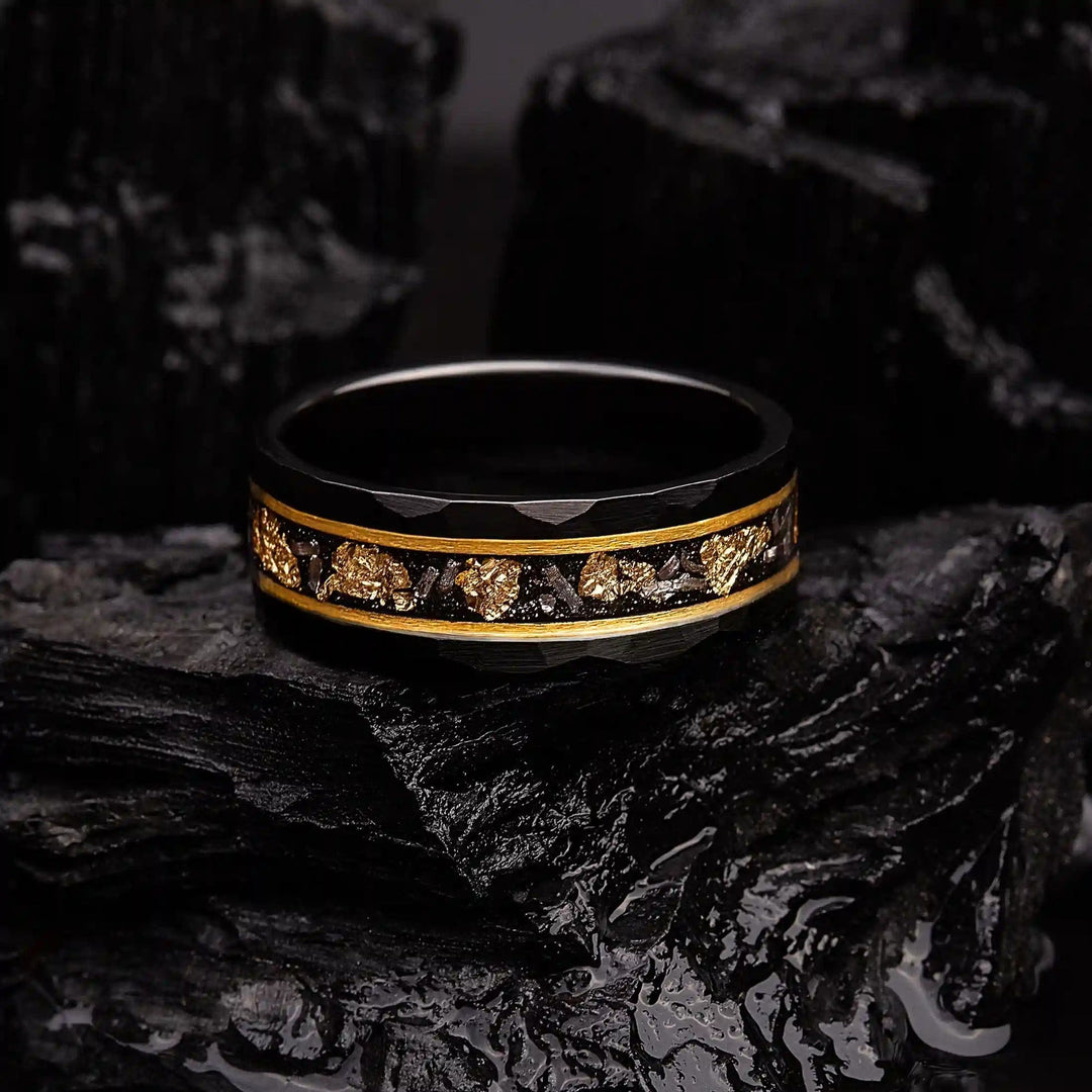 Kratzfester Wolframring für Herren mit Goldblatt-Detail und Meteorit-Einlage. Langlebiger, eleganter Herrenschmuck.