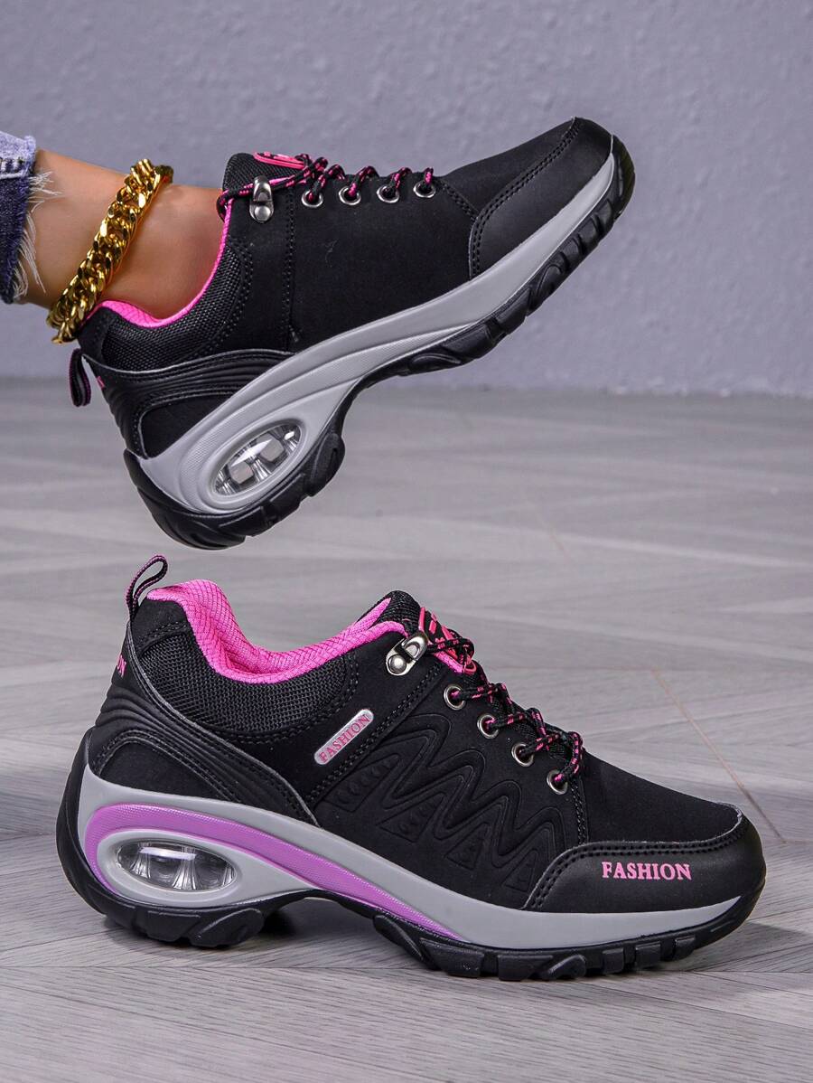 Ein Paar Damen Wanderschuhe Sonnentritt Terrain. Komfortable & stabile Trekkingschuhe für Freizeitsport.
