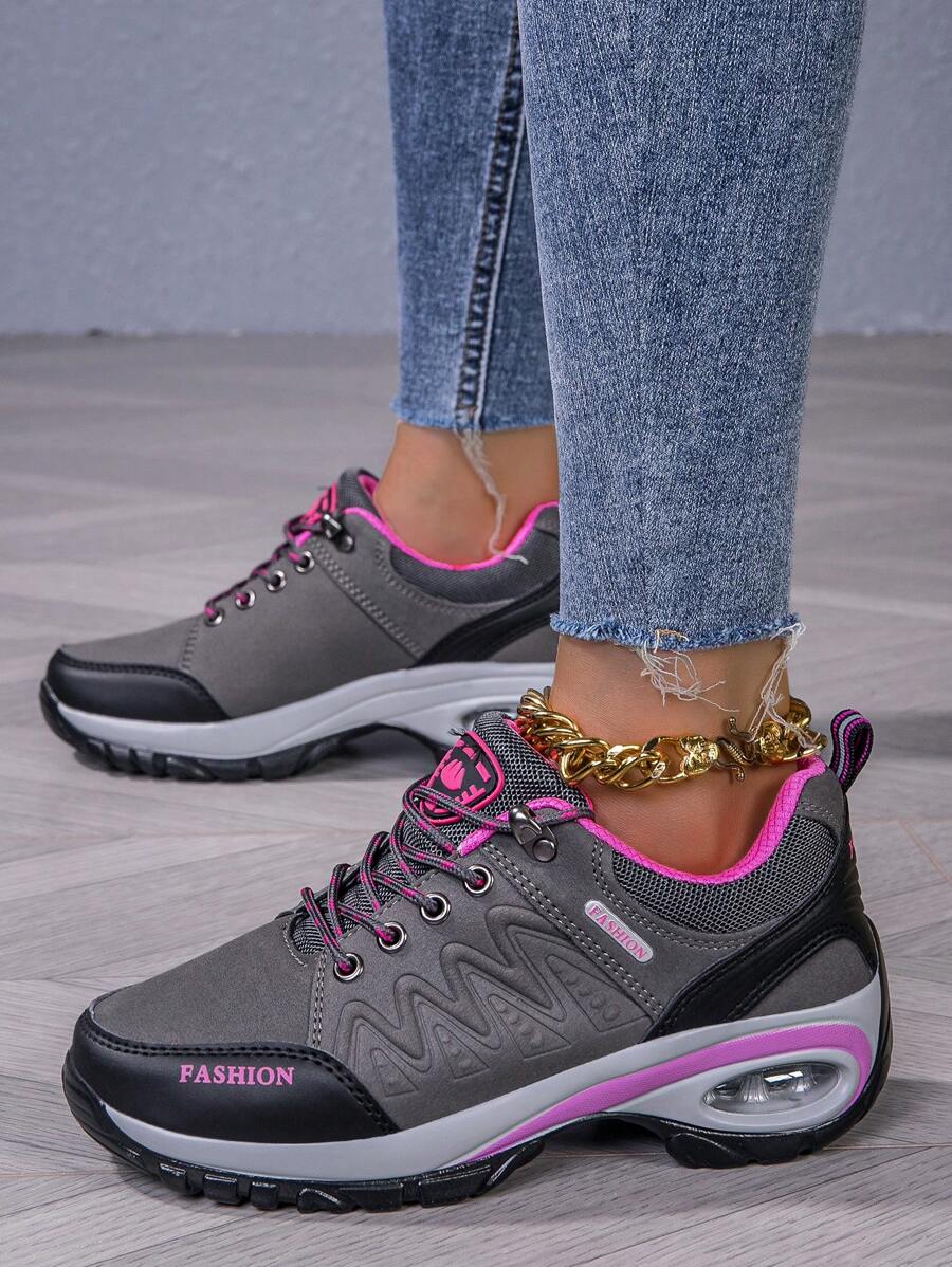 Rutschfeste Profilsohle des Damen Wanderschuhs Sonnentritt Terrain. Sicherer Halt bei Outdoor-Abenteuern.