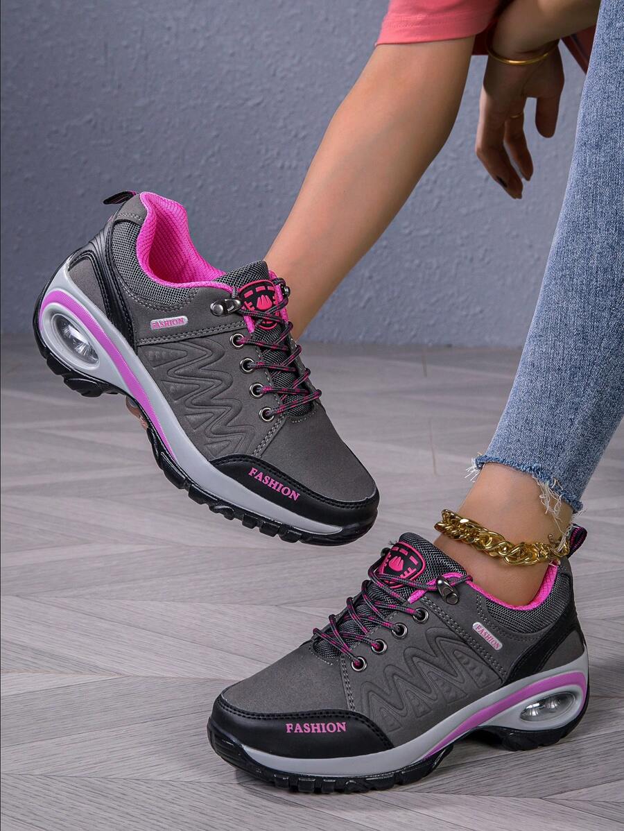 Modernes Design des Damen Wanderschuhs Sonnentritt Terrain. Sportlicher Outdoor-Schuh für Damen.