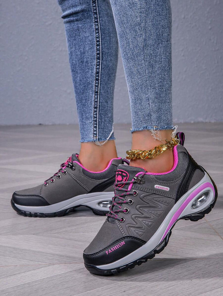 Stabiler Fersenbereich des Damen Wanderschuhs Sonnentritt Terrain. Komfortabler Trekkingschuh für Damen.