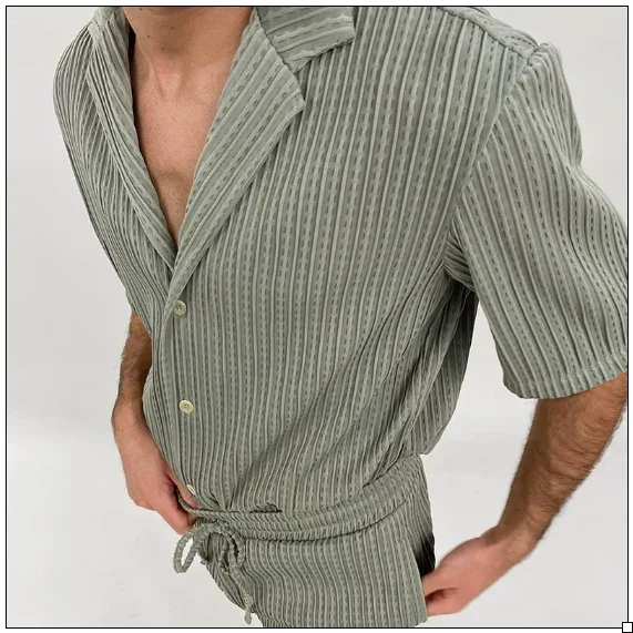 Stylisches Herren Kurzarm-Hemd & Shorts Set in Grau, perfekt als Strand Outfit oder für den Urlaub.
