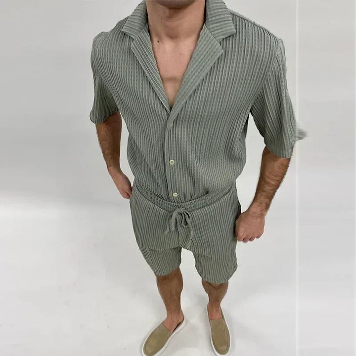 Bequemes Herren Freizeit Set in Khaki, bestehend aus leichtem Kurzarm-Hemd & Shorts, atmungsaktiv.