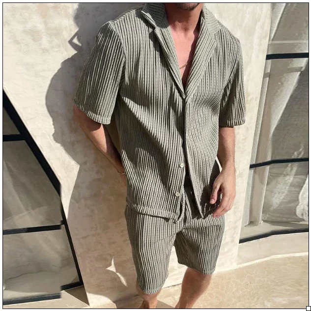 Atmungsaktives Herren Sommer Set in Khaki, für einen entspannten Casual Look an warmen Tagen, sehr leicht.