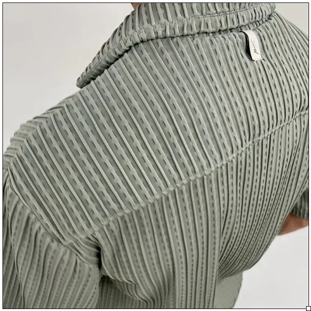 Modisches Herren Set: Kurzarm-Hemd & bequeme Shorts in Grau, ideal für Freizeit & warme Sommertage.