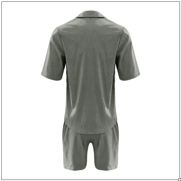 Vielseitiges Herren Freizeit Set in Khaki, bestehend aus stylischem Kurzarm-Hemd & Shorts für den Sommer.