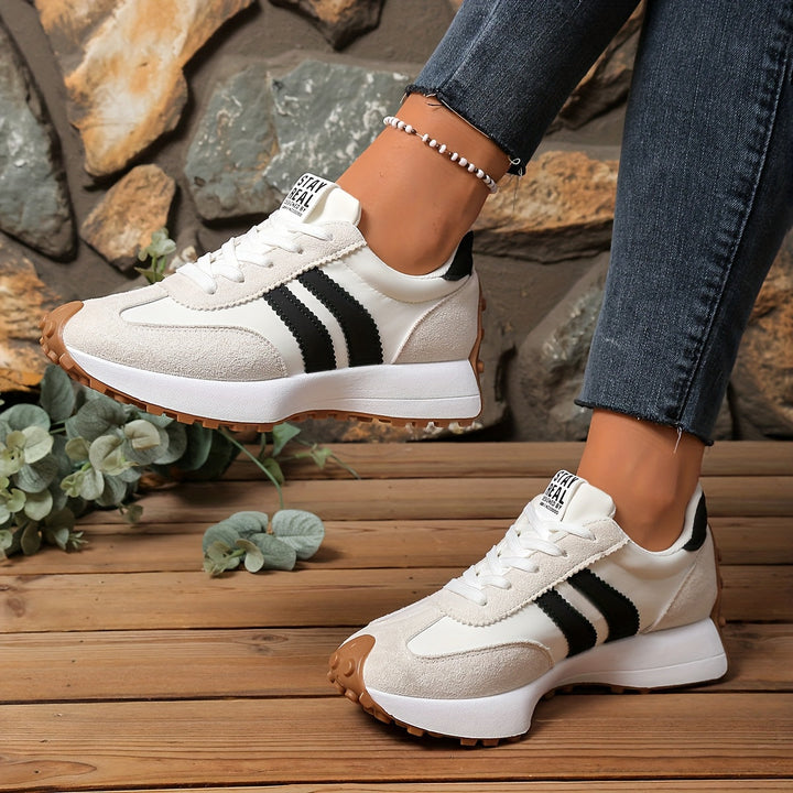 Ansicht von oben: Damen Retro-Sneaker, saubere Verarbeitung und klares Low-Top Design.