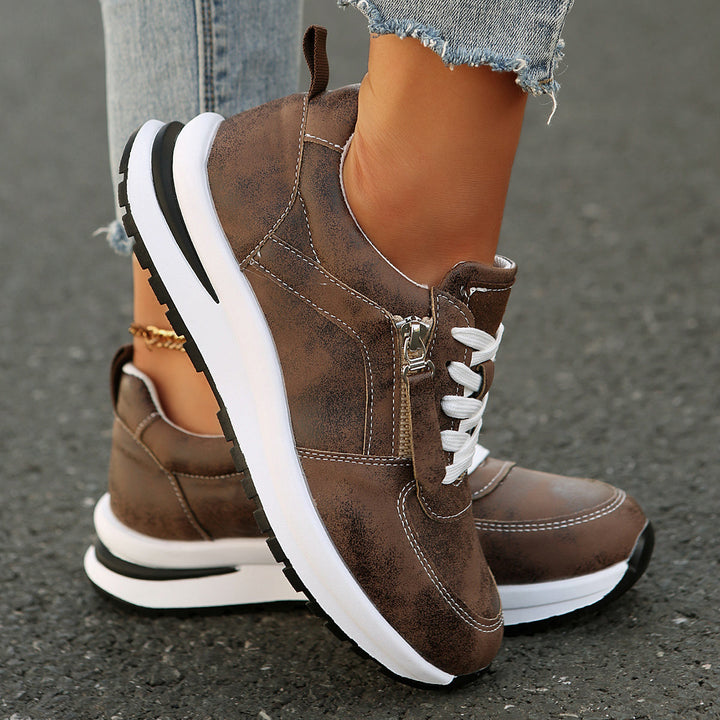 Nahaufnahme von modischen braunen Damen Schuhen; elegante Sneaker für den Alltag, perfekt für einen lässigen Look.