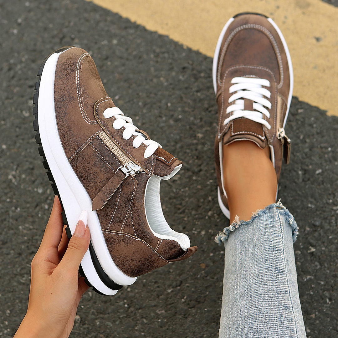 Trendige braune Damen Sneaker mit strapazierfähiger Sohle für optimalen Gehkomfort; stilvolle Alltagsschuhe für jede Frau.