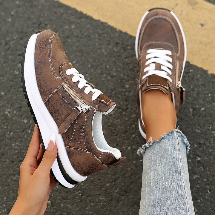 Trendige braune Damen Sneaker mit strapazierfähiger Sohle für optimalen Gehkomfort; stilvolle Alltagsschuhe für jede Frau.