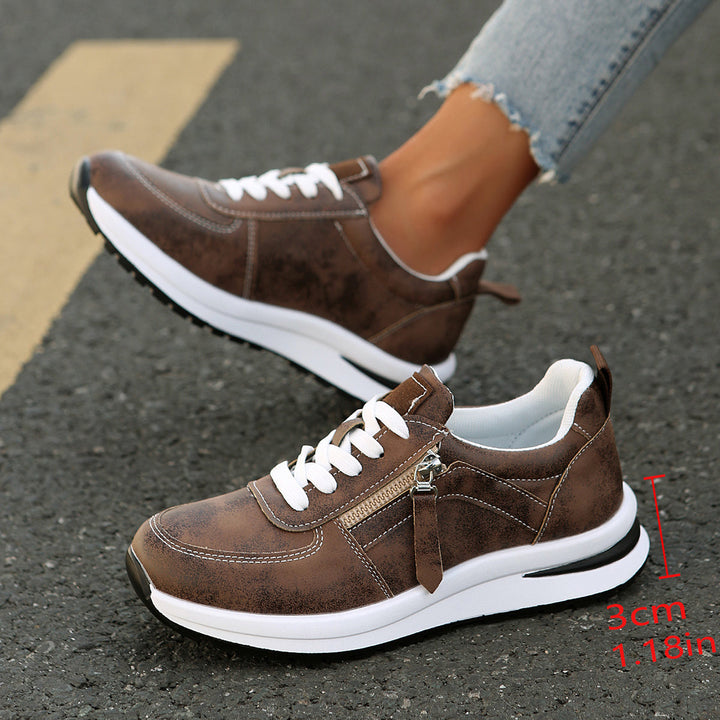 Modischer brauner Damen Sneaker für Alltag und Freizeit; bequemer Freizeitschuh, ganzjährig trendig und komfortabel.