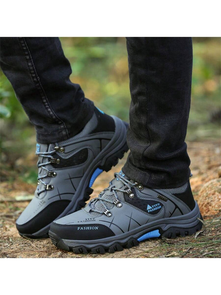 Seitenansicht des Herren Outdoor-Schuhs, mit atmungsaktivem Material und stützendem Design für Komfort.