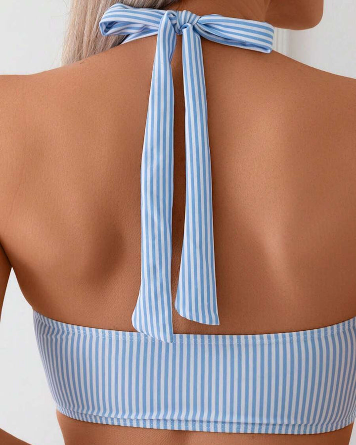 Trendiger Damen Bikini im Bandeau-Schnitt, gestreiftes Design für den Sommerurlaub.