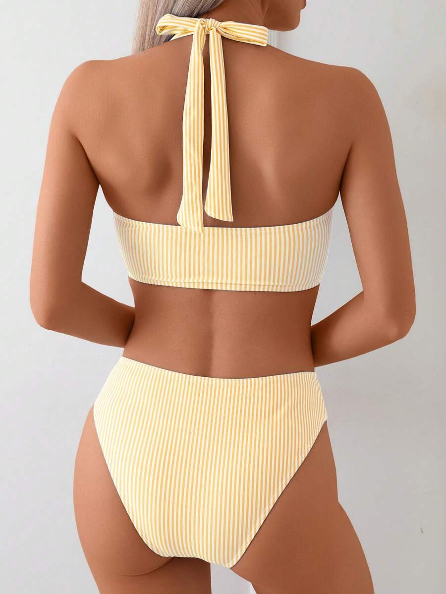 Damen Bandeau Bikini mit gestreiften Details, perfekt für heiße Sommertage am Wasser.