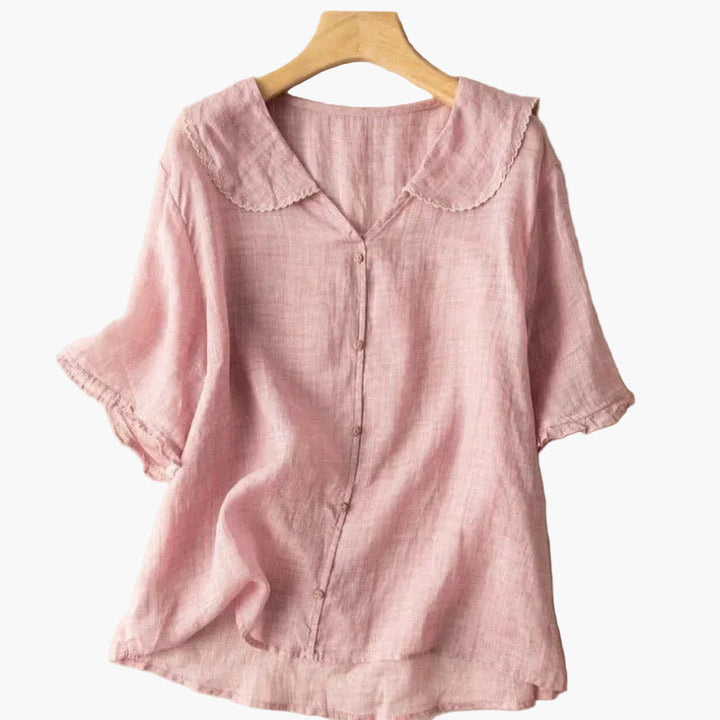 Blaue Damen Vintage Sommerbluse mit Bubikragen. Luftig, elegant und vielseitig für den Alltagsstil.