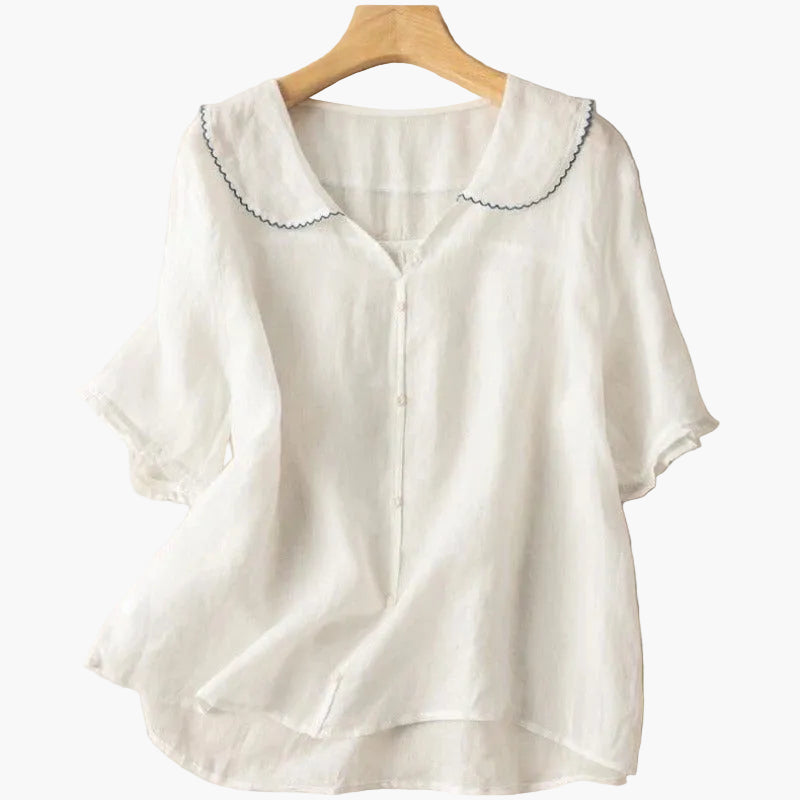 Weiße, luftige Damen Vintage Bluse mit Bubikragen. Feminin und bequem für elegante Freizeit-Looks.