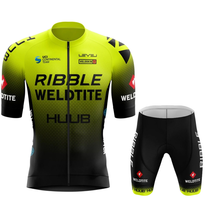 Mann im sommerlichen Radtrikot Set beim Radfahren, atmungsaktiv, für Rennrad & Mountainbike Sport.