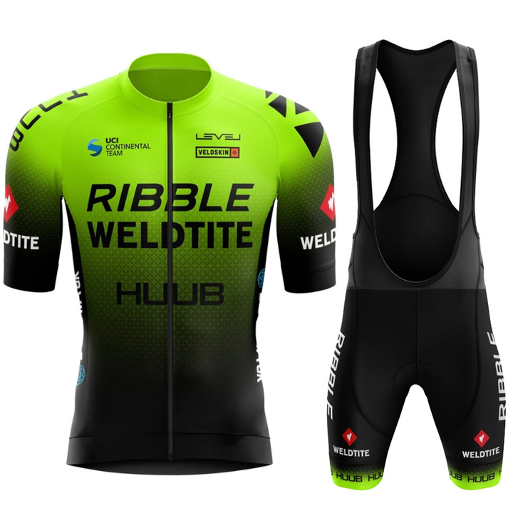 Detailansicht atmungsaktives, schnelltrocknendes Gewebe des Herren Radtrikots und der Radhose für den Sommer.