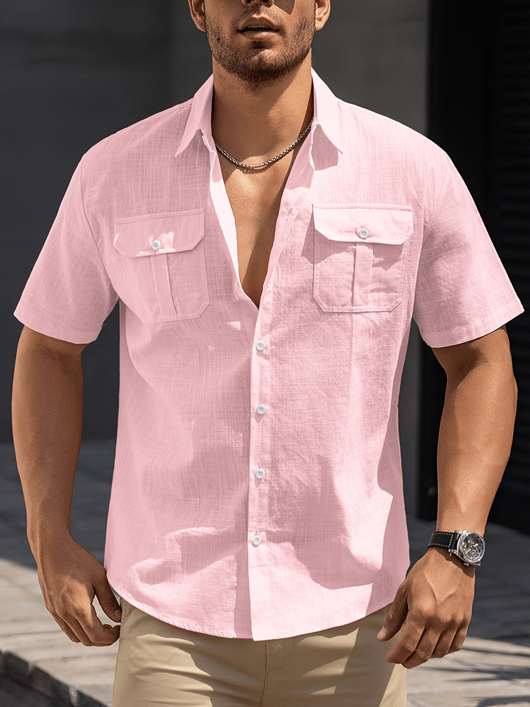 Weißes Herren Kurzarm Freizeithemd mit Reverskragen & Brusttaschen für einen lockeren Sommer-Look.