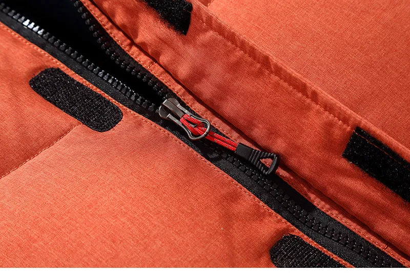 Sportliche Herren Thermo-Skijacke, robust und wetterfest für alle Winteraktivitäten.