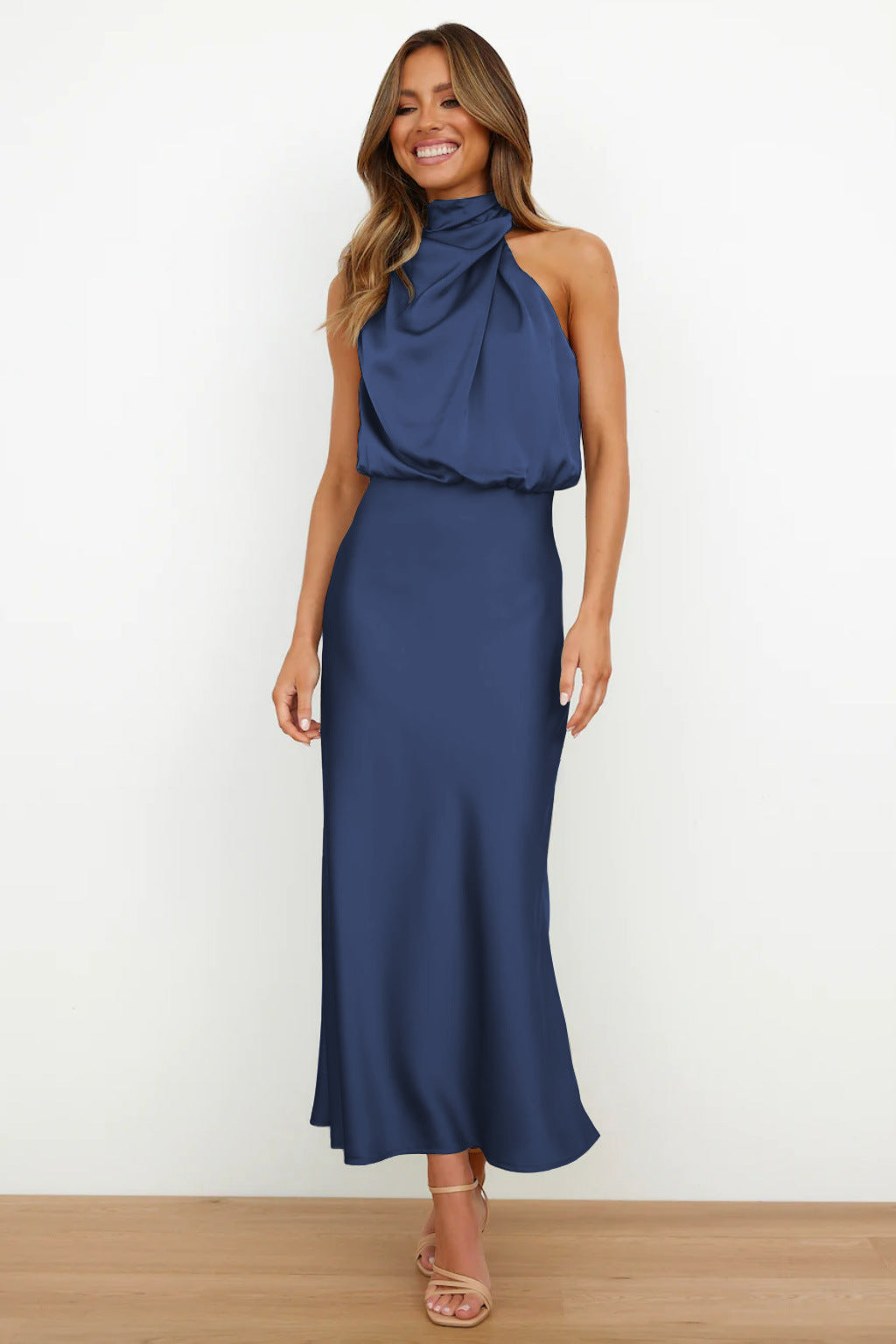 Model schwingt leichtes Neckholder Midikleid. Perfektes Sommer- oder Frühlingskleid für Party und Tanz.