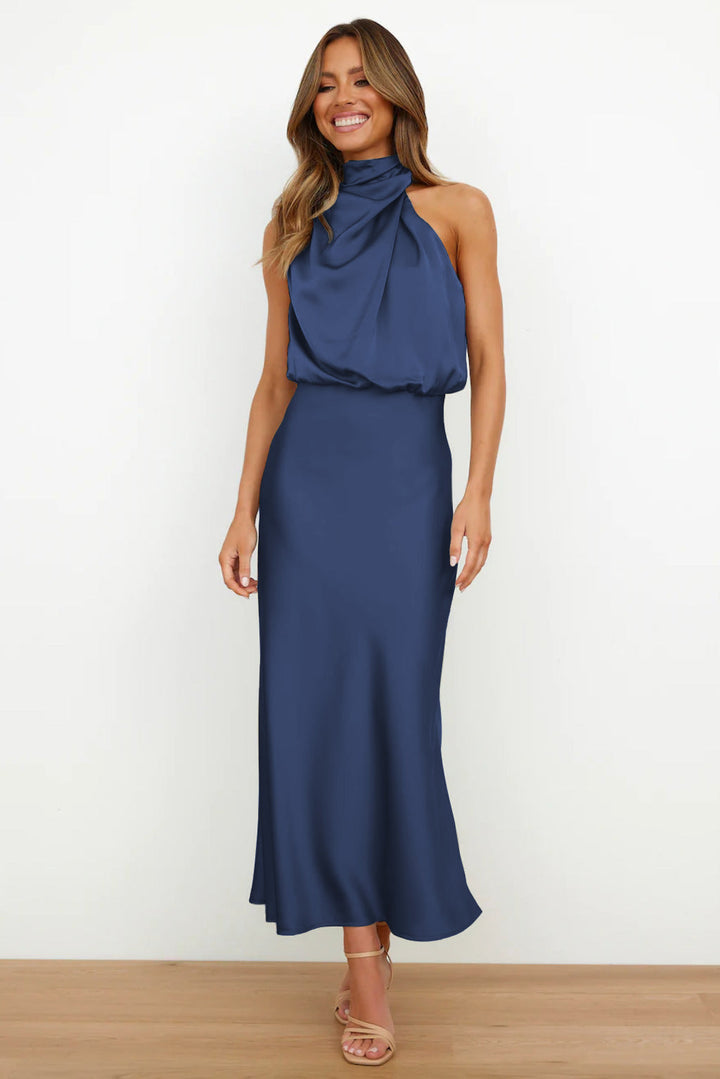 Model schwingt leichtes Neckholder Midikleid. Perfektes Sommer- oder Frühlingskleid für Party und Tanz.