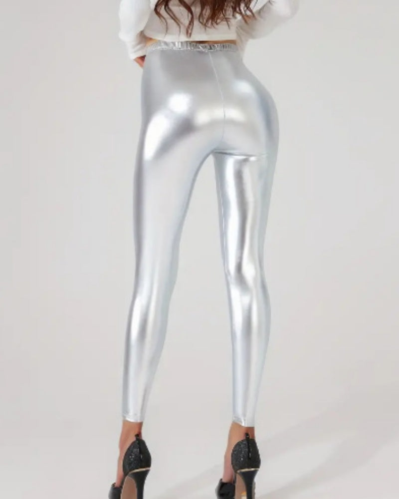 Silberne glänzende Leggings für Damen. Figurbetont mit hohem Bund, ideal für Party und Alltag.