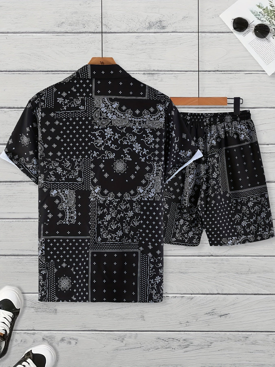 Stylisches Herren Bandana Set, offenes Hemd & Shorts, ideal für warme Sommertage & Urlaub.