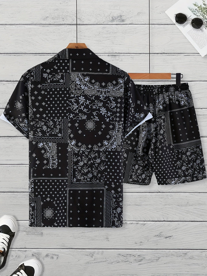 Stylisches Herren Bandana Set, offenes Hemd & Shorts, ideal für warme Sommertage & Urlaub.