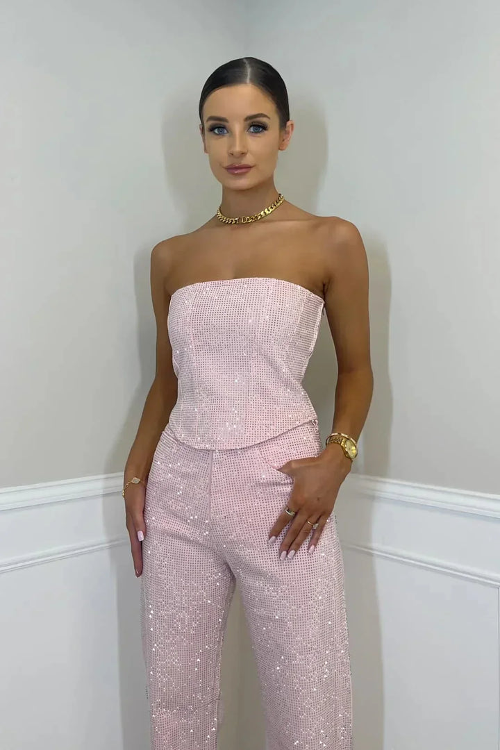 Funkelndes Damen Hosenset: Glitzer-Oberteil und High-Waist-Jeans. Glamouröses Outfit für besondere Anlässe.