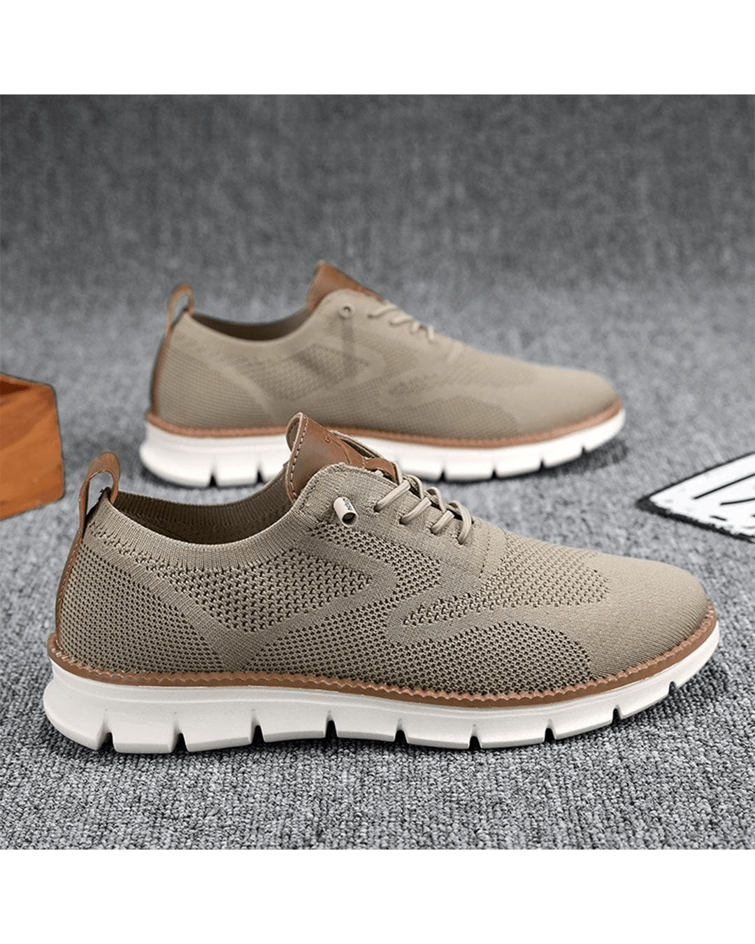 Studioaufnahme der orthopädischen Herren Sneaker, präsentiert hochwertiges Material & modernes Design.