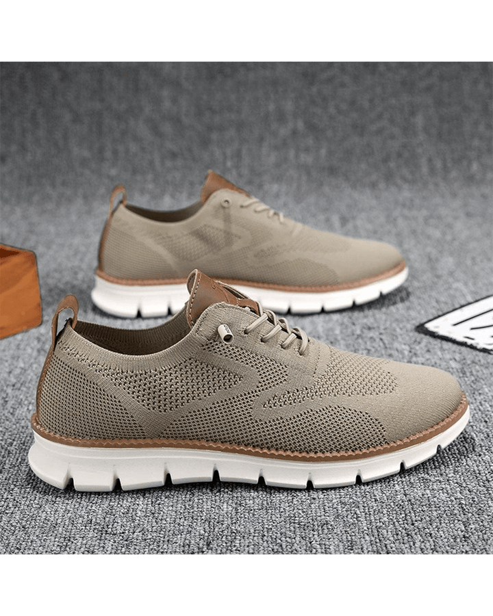 Studioaufnahme der orthopädischen Herren Sneaker, präsentiert hochwertiges Material & modernes Design.