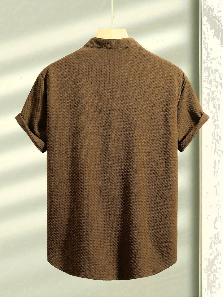Modernes Herren Kurzarmhemd, vielseitige Alltagskleidung für entspannte Sommerlooks.
