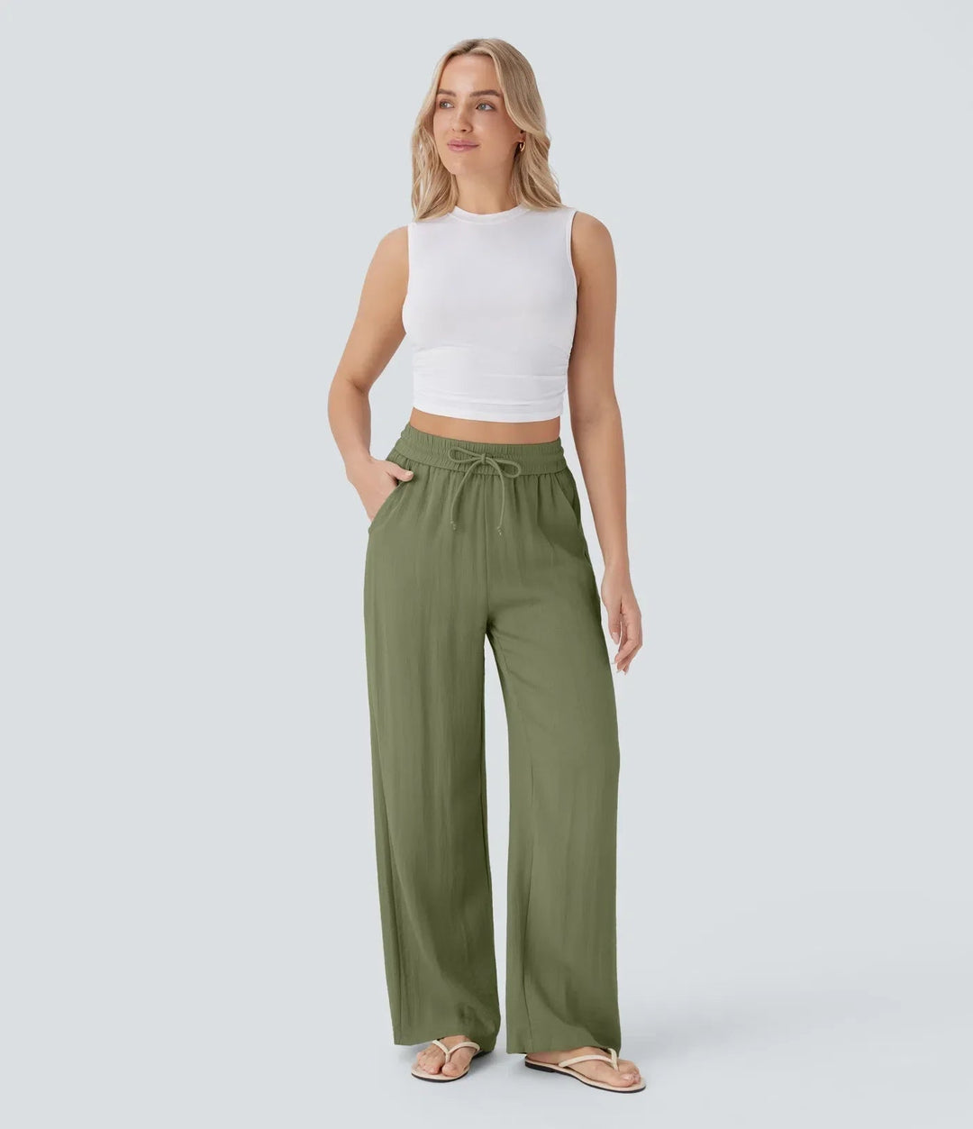 Beige weite Beinhose für Damen. Modern, komfortabel & perfekt für einen sommerlichen Look.
