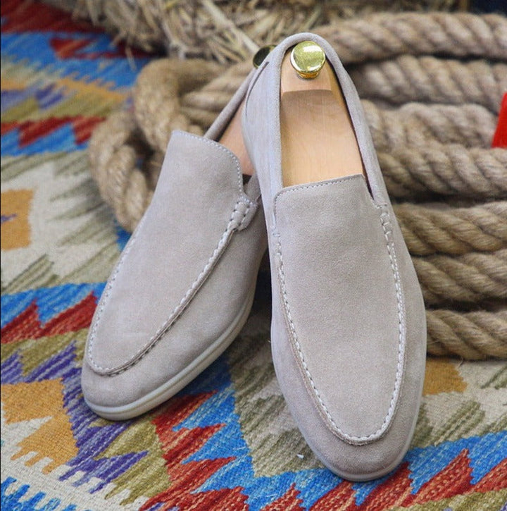 Mann trägt entspannte Slip-On Freizeitschuhe für Herren, bequeme Alltags-Slipper.