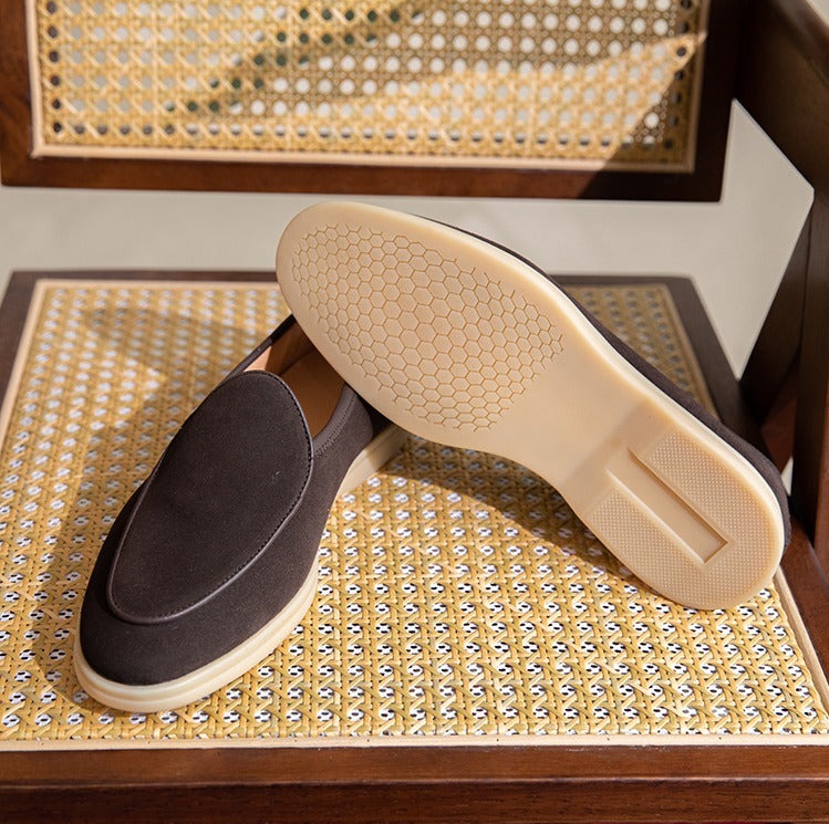 Seitenansicht der eleganten Herren Loafer in Schwarz, makelloses Design und Qualität.