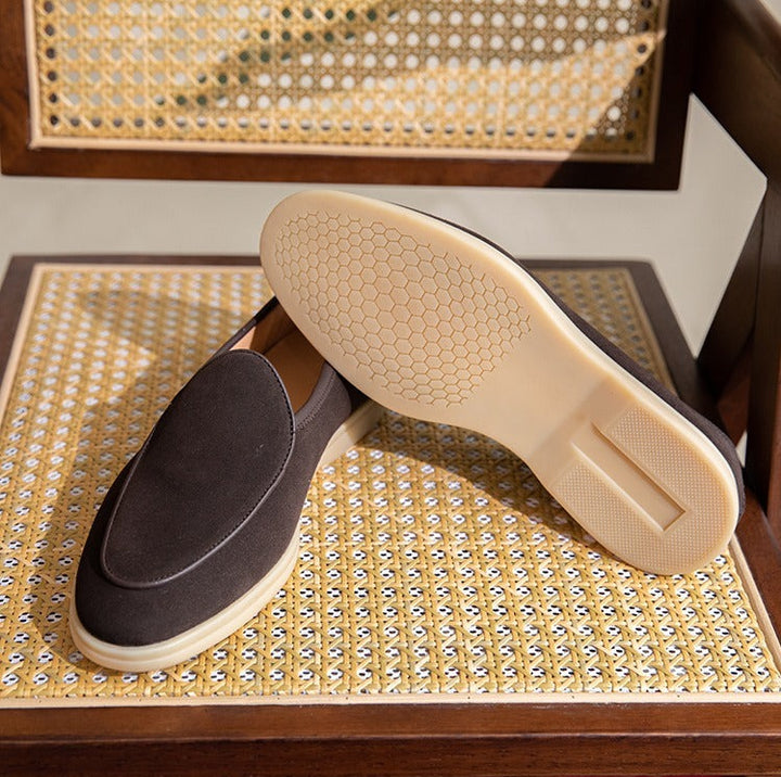 Seitenansicht der eleganten Herren Loafer in Schwarz, makelloses Design und Qualität.