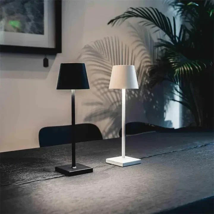 Elegante kabellose LED-Tischlampe im modernen Wohnzimmer, mit sanftem Licht und 3 Helligkeitsstufen.
