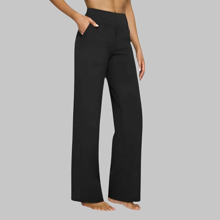 Junge Frau trägt bequeme Highwaist Stretchhose mit Seitentaschen, perfekt für Alltag, Freizeit & Wintermode.