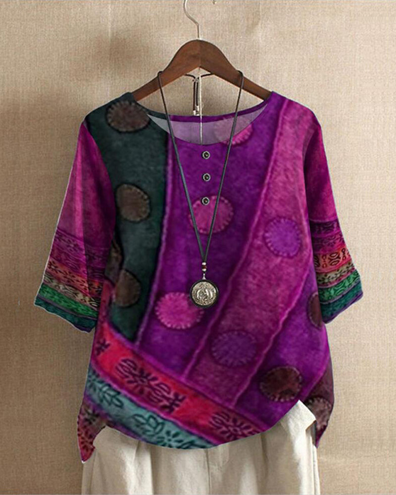 Model trägt Damen Gretta Vintage Boho-Top mit einzigartigem Print. Lockere Langarm-Bluse, bequem & stilvoll.