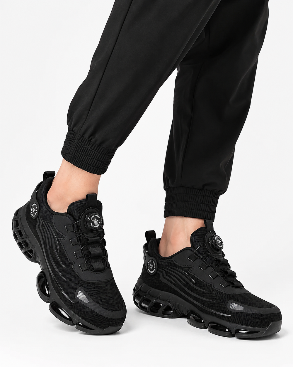 Robuste Herren Sicherheitsschuhe in Schwarz/Grau. Sneaker mit Drehverschluss für schnelles An- & Ausziehen, hoher Komfort.