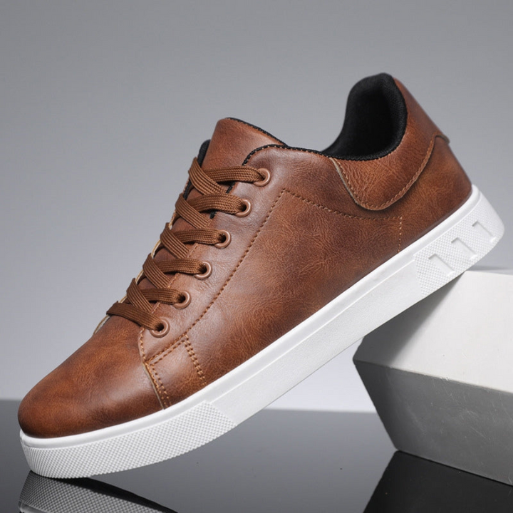 Bequeme Herren Freizeitschuhe: Schwarze Sneaker mit weicher Sohle für optimalen Tragekomfort den ganzen Tag.