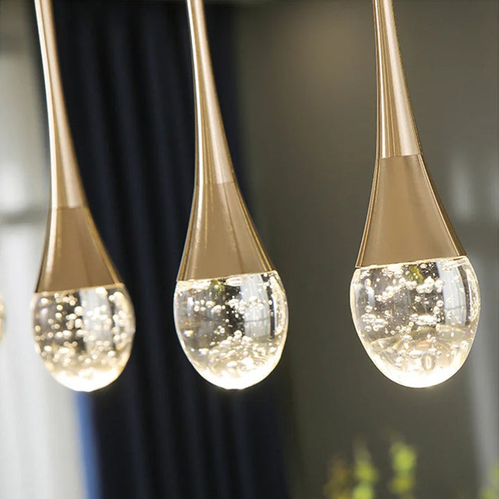 Elegante Glas Hängeleuchte mit warmweißem Licht, perfekt für modernes Wohnzimmer oder Essbereich.