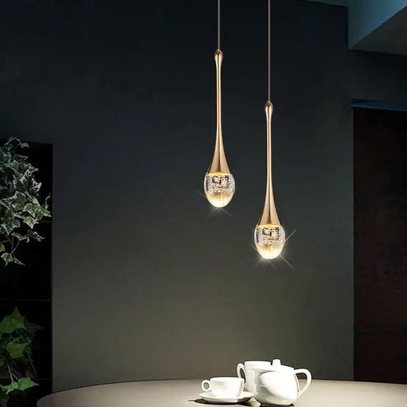 Stilvolle Pendelleuchte aus Glas, schwarz & gold. Moderne Innenleuchte für stimmungsvolles warmes Licht.
